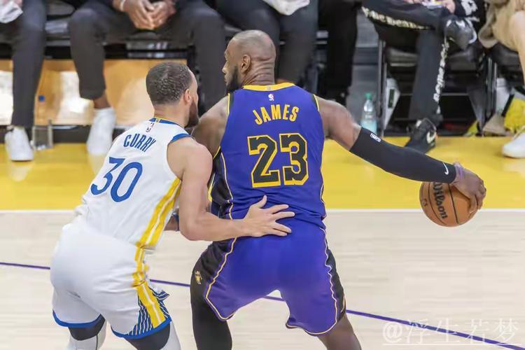 詹姆斯单挑库里转身突破上篮命中 詹姆斯单挑库里转身突破上篮命中